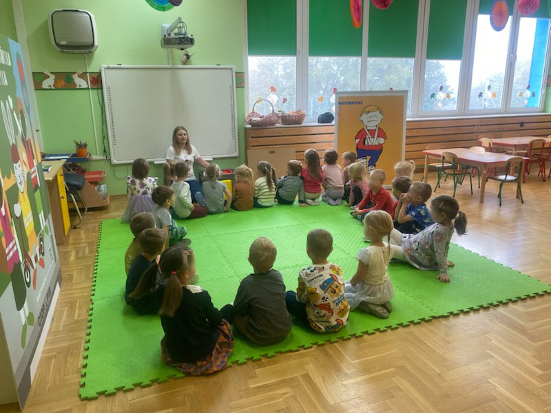 Spotkanie edukacyjne dla dzieci w wieku przedszkolnym pt. Kr\u00F3lik Ciopik - Bezpieczna droga do przedszkola, 8 pa\u017Adziernika 2025 r., Warszawa
